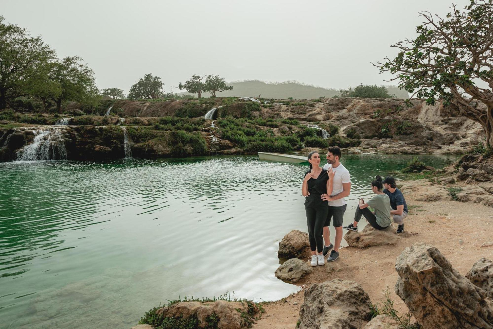 Fanar Hotel & Residences Salalah Buitenkant foto Tourists at the Al-Qaraa waterfall